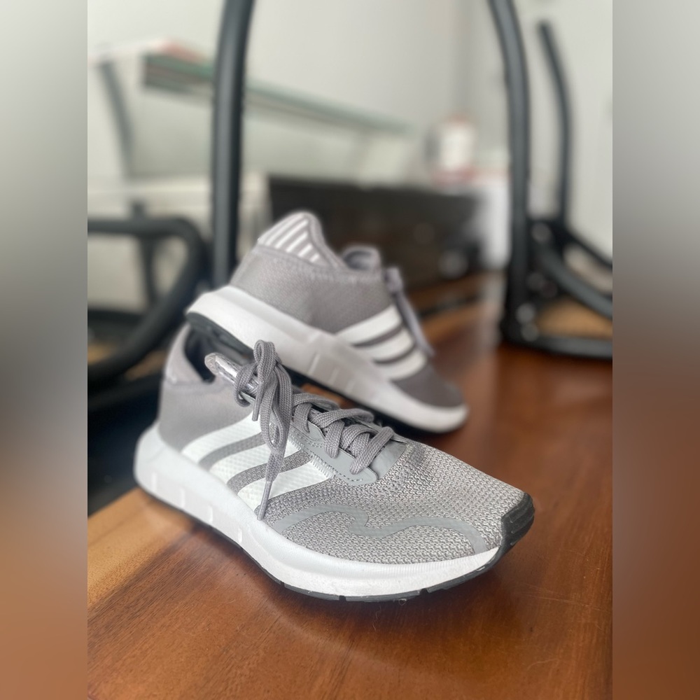 ADIDAS Size 6 Swift Run Women’s Shoe